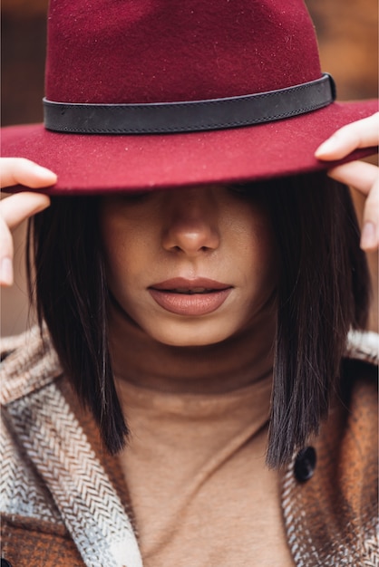 Giovane donna alla moda durante l'autunno