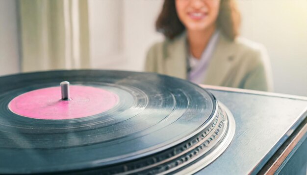 Giovane donna alla moda suona una canzone in vinile su un giradischi classico contro uno sfondo vibrante