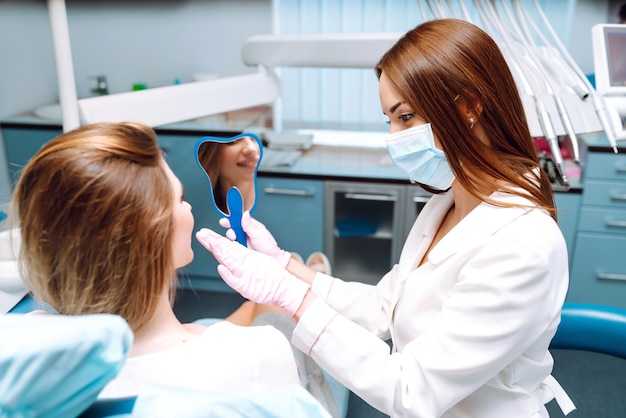 Giovane donna alla poltrona del dentista durante una procedura odontoiatrica Panoramica sulla prevenzione della carie dentale