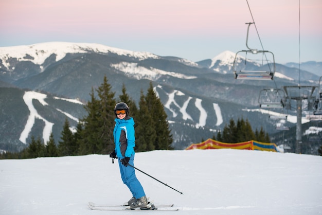 Giovane donna alla stazione sciistica in montagna