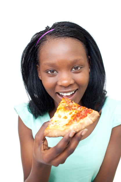 Giovane donna allegra che mangia una pizza