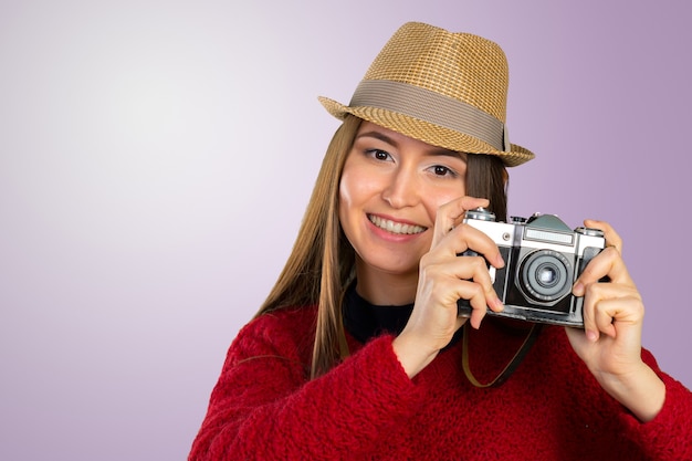 Giovane donna allegra con la macchina fotografica