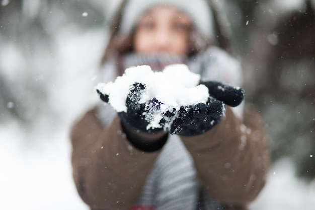 Giovane donna allegra felice di nevicare