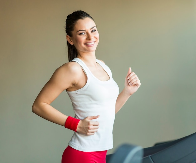 Giovane donna allenamento in palestra