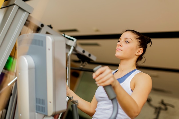 Giovane donna allenamento in palestra