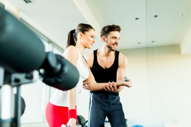 Giovane donna allenamento in palestra