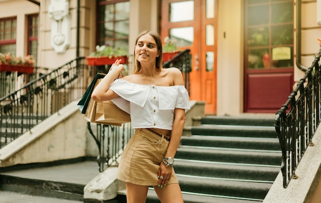 Giovane donna amanti dello shopping che indossa abiti alla moda