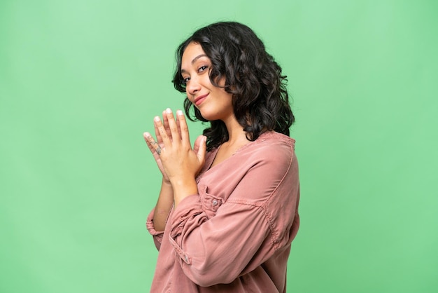 Giovane donna argentina con un background isolato che trama qualcosa.