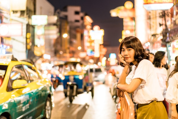 Giovane donna asiatica a Chinatown a Bangkok