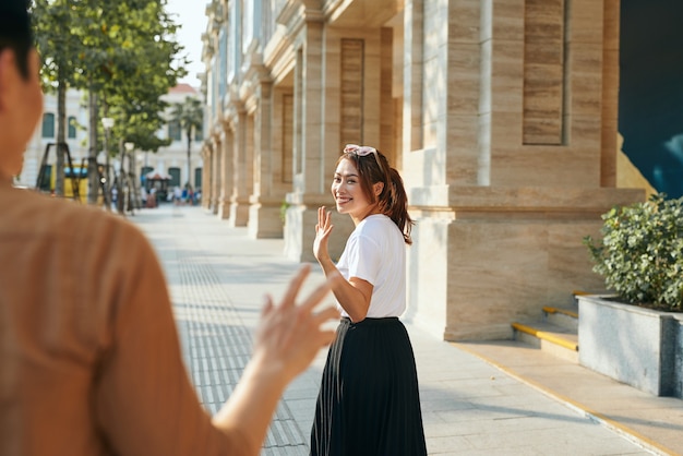 Giovane donna asiatica addio al fidanzato, stile di vita di libertà e relax in vacanza concept