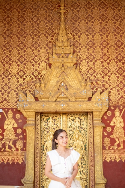 Giovane donna asiatica al Wat Sene Souk Haram Luang Prabang LAOS