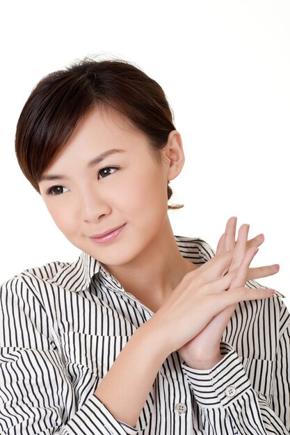 Giovane donna asiatica allegra di affari, ritratto del primo piano su bianco.
