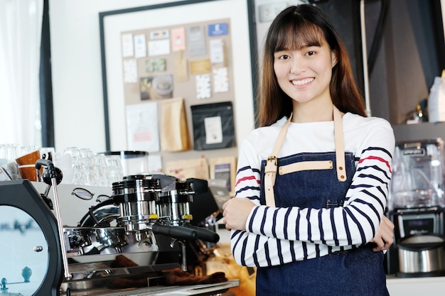 Giovane donna asiatica barista.