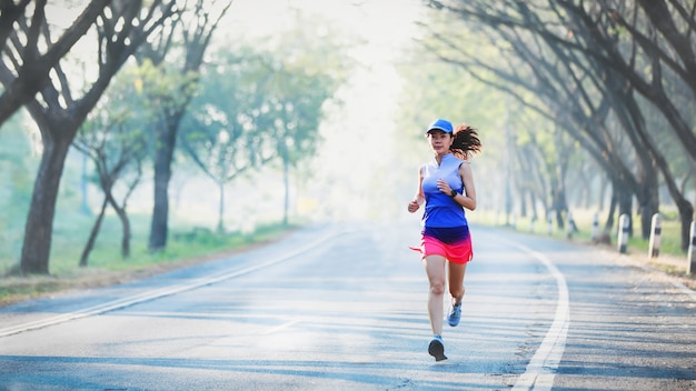 giovane donna asiatica che corre al mattino