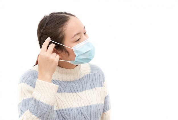 giovane donna asiatica che indossa una maschera per prevenire germi, fumi tossici e polvere. Prevenzione dell'infezione batterica nell'aria su uno sfondo bianco