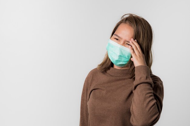Giovane donna asiatica che indossa una maschera protettiva dell'igiene. Coronavirus Covid-19 e concetto di inquinamento atmosferico pm2.5.