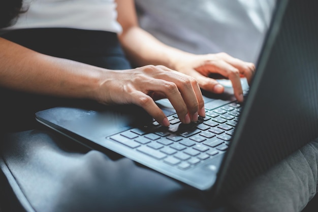 Giovane donna asiatica che lavora in un'azienda indipendente lavora sul computer portatile a casa, lavorando da casa concept