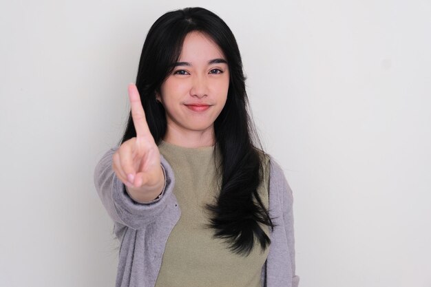 Giovane donna asiatica che non fa segno del dito