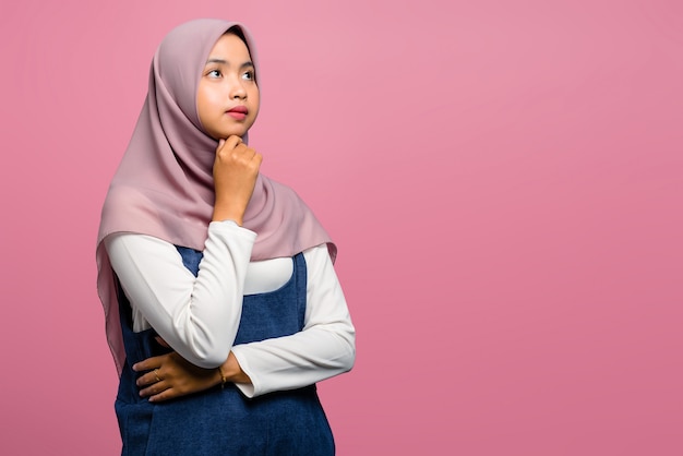 Giovane donna asiatica che pensa e indossa l'hijab