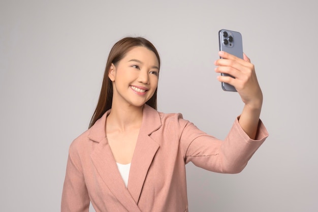 Giovane donna asiatica che utilizza smartphone su sfondo bianco concetto tecnologico x9x9