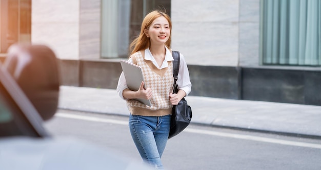 Giovane donna asiatica che va al lavoro