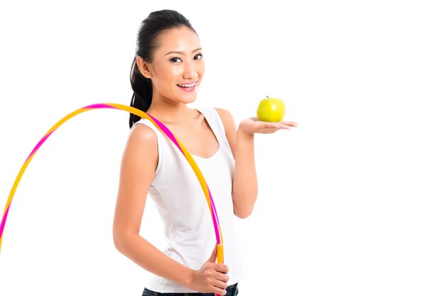 Giovane donna asiatica che vive sano e mangia frutta