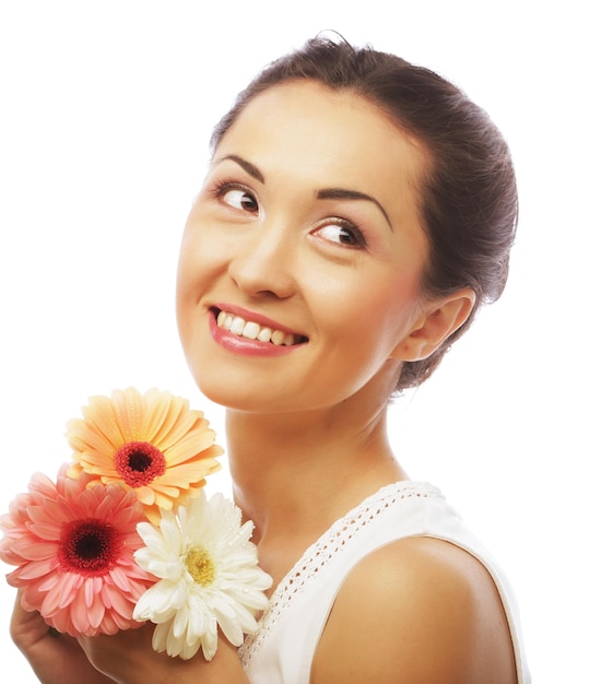 Giovane donna asiatica con bouquet di fiori