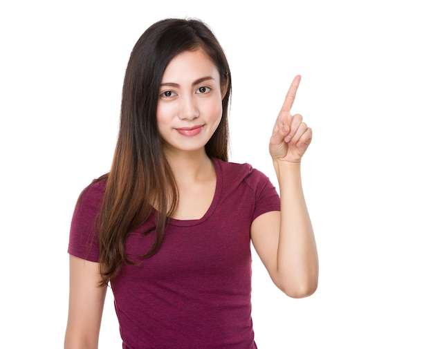 Giovane donna asiatica con il dito puntato verso l'alto