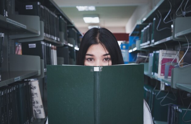 Giovane donna asiatica con il libro.