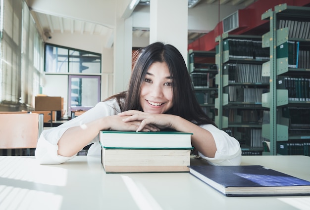 Giovane donna asiatica con il libro.