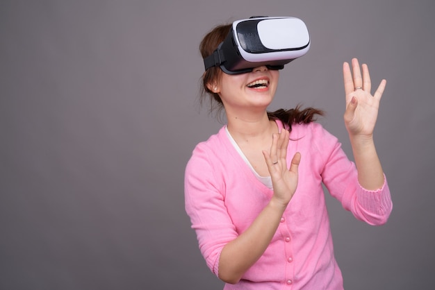 Giovane donna asiatica con occhiali per realtà virtuale Vr