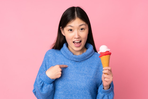 Giovane donna asiatica con un gelato alla cornetta