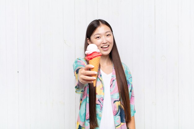 Giovane donna asiatica con un gelato. concetto di estate