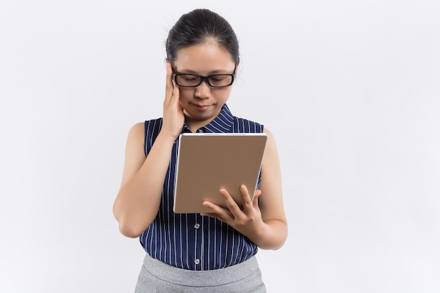 Giovane donna asiatica con un libro copre il viso su sfondo bianco