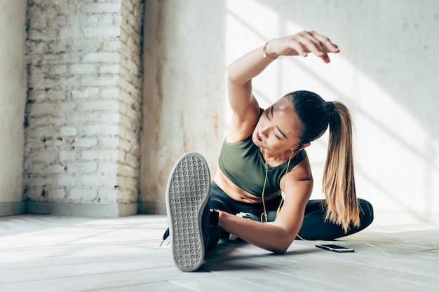 giovane donna asiatica facendo ginnastica durante l&#39;ascolto di musica