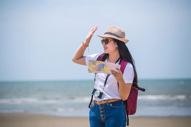 Giovane donna asiatica felice in spiaggia