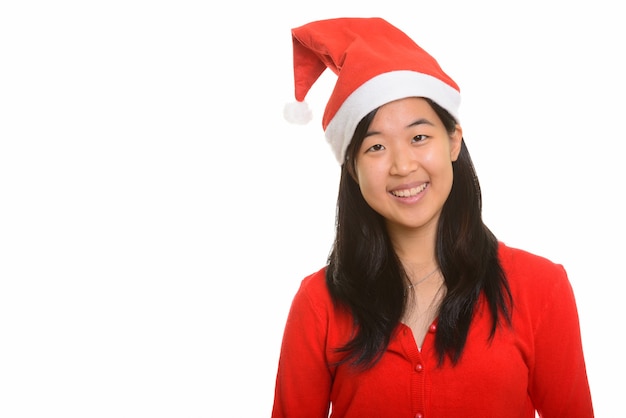 Giovane donna asiatica felice pronta per il Natale isolato