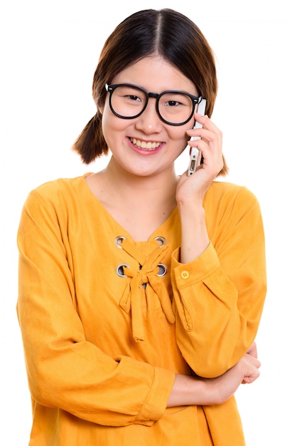 giovane donna asiatica felice sorridente mentre parla al telefono cellulare
