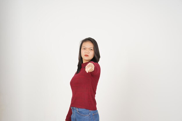 Giovane donna asiatica in maglietta rossa che ti indica con un gesto arrabbiato isolato su uno sfondo bianco