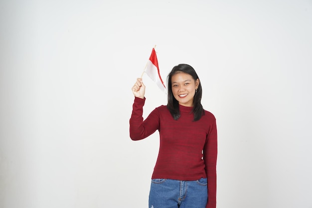 Giovane donna asiatica in maglietta rossa con la bandiera indonesiana Il concetto del giorno dell'indipendenza isolato su sfondo bianco