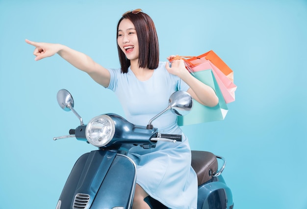 Giovane donna asiatica in moto