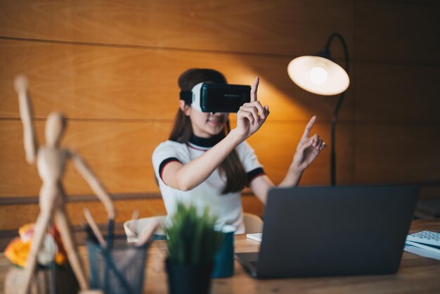 Giovane donna asiatica in occhiali vr che si occupa del lavoro virtuale per le finanze a casa