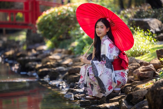 Giovane donna asiatica indossa abito tradizionale giapponese Kimono abito tradizionale Giapponese