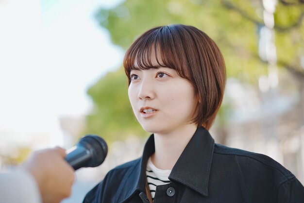 Giovane donna asiatica intervistata per le strade della città