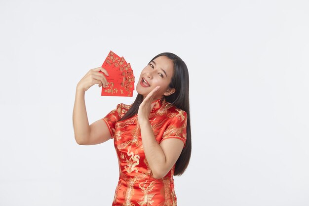 Giovane donna asiatica nel tradizionale abito rosso cheongsam