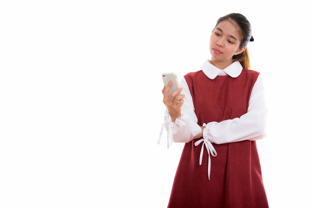 giovane donna asiatica pensando durante l'utilizzo del telefono