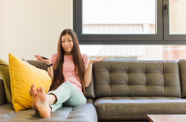 Giovane donna asiatica sensazione perplessa e confusa