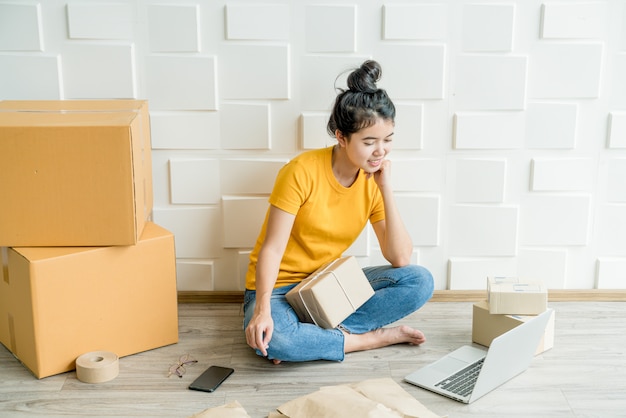 giovane donna asiatica sentirsi stress o deprimere davanti al suo computer portatile