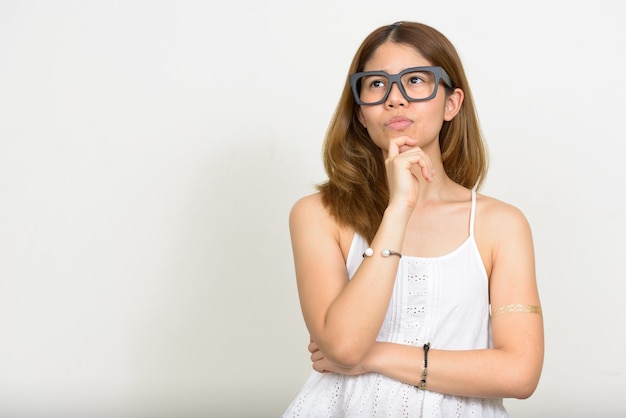 giovane donna asiatica su bianco