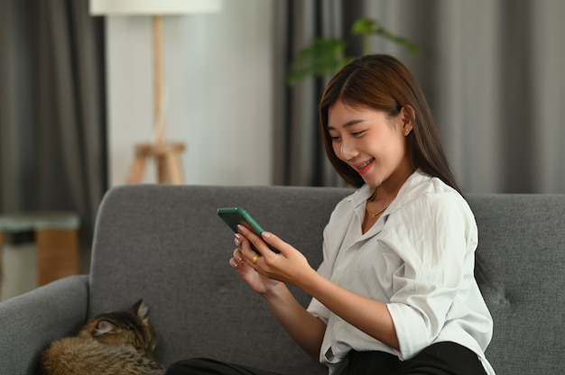 Giovane donna asiatica utilizzando uno smartphone